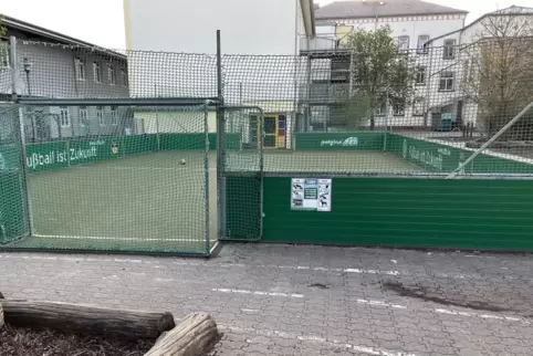 Das Kleinspielfeld an der Grundschule ist wegen des Mensa-Baus abgebaut. Eltern und Schüler wünschen sich aber ein neues . 