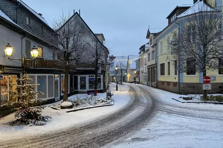 In der Rockenhausener Innenstadt sorgte der Schnee f&uuml;r ein vorweihnachtliches Ambiente. 