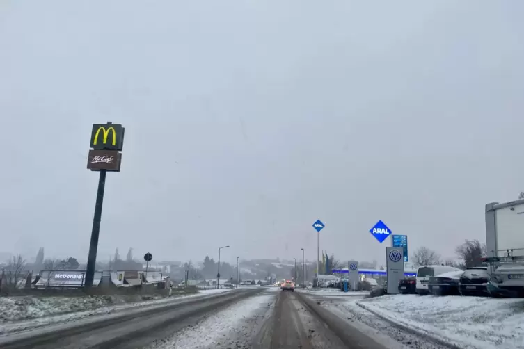 Gef&auml;hrliche Gemengelage: Ab dem sp&auml;ten Montagnachmittag drohte auf den Nordpf&auml;lzer Stra&szlig;en &ndash; hier auf der L401 bei Kirchheimbola