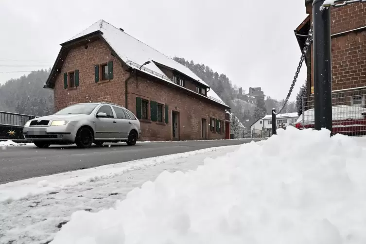 Schneefall hat am Montag die Räumdienste auf den Plan gerufen. In den Landgemeinden wie hier in Erfenstein im Elmsteiner Tal war