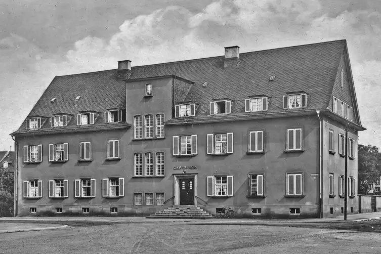 Die Ansichtskarte aus dem Jahr 1928 zeigt das Graviusheim zwei Jahre nach der Einweihung. Alle Straßen im heutigen Königsviertel