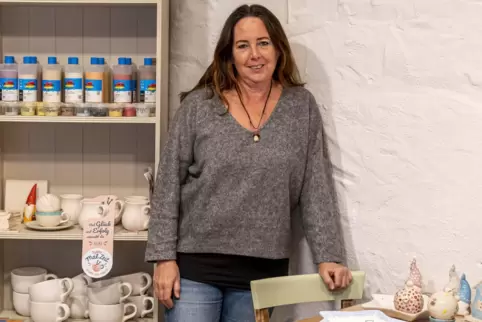 In Daniela Lehrs Keramikstudio in Wachenheim kann man Geschirr bemalen. 