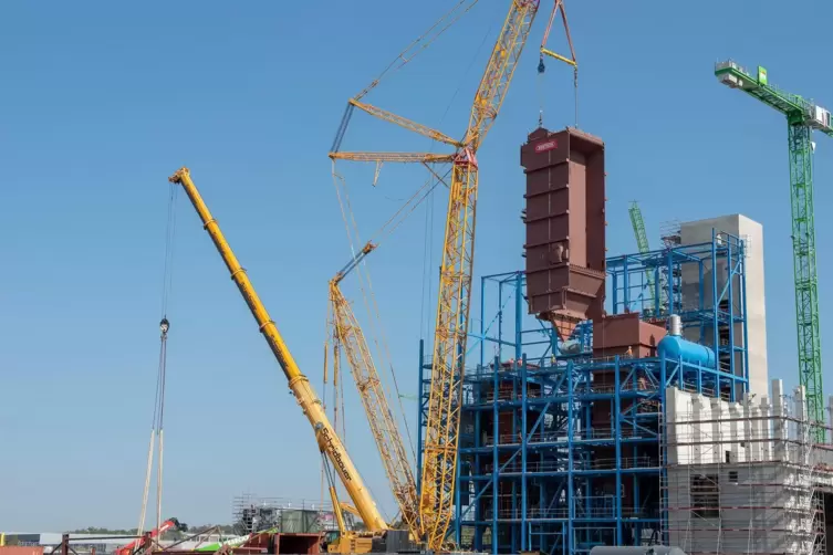 Der 155 Tonnen schwere Kessel wird eingebaut.