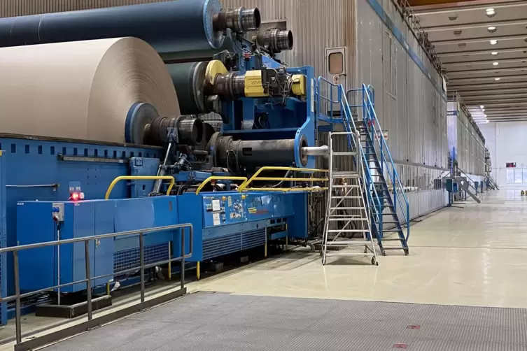 Die Papiermaschine kann 700.000 Tonnen im Jahr produzieren. 