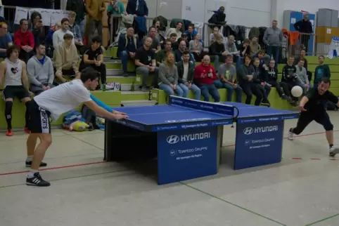 Der Slowake Zaba aus Bratislava (links) spielt im Halbfinale der Weihnachtsköpperei in Kaiserslautern gegen Lauchgesicht aus Göt