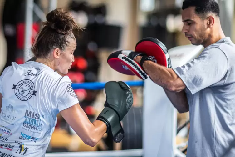 Mit der Kickbox-Weltmeisterin Alessia Amato aus Ludwigshafen trainiert Ahmad Ali (rechts) ab und an im Tonus-Fitnessstudio in Fr