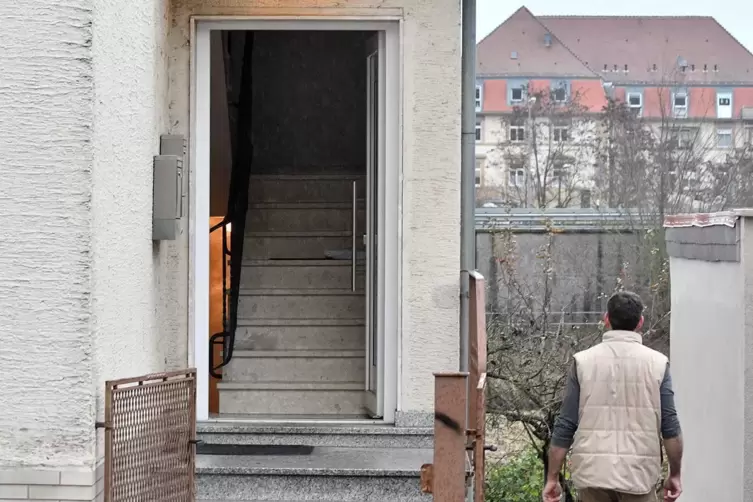 Die Eingangst&uuml;r steht am Dienstagmorgen offen. Der Passant auf dem Foto hat mit dem Geschehen nichts zu tun. 