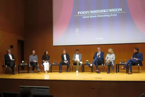 Die Studenten berichteten auf dem Podium über ihre Erfahrungen an ausländischen Universitäten. 