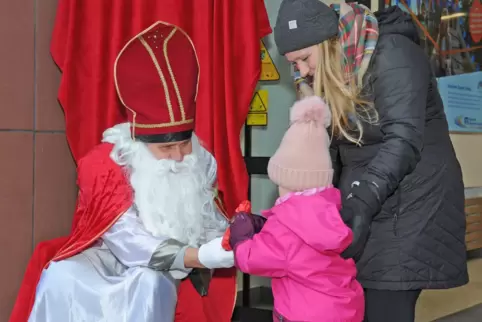 Seit 13 Jahren beschenkt Christian Biedinger als Nikolaus die Kinder auf dem Weihnachtsmarkt.