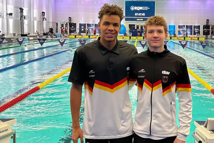 Posieren in der Nationalmannschaftskluft: Michael Raje (links) und Lukas Fritzke feiern beim Wettkampf in Rotterdam einen gelung