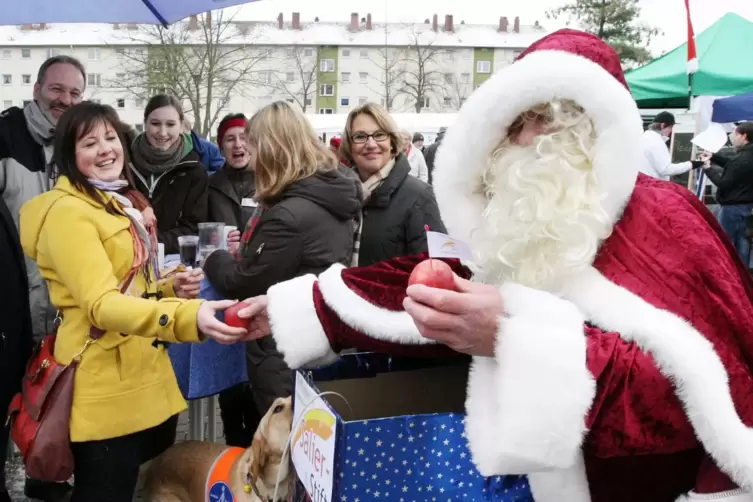 Mit Nikolaus: frühere Auflage des Adventsmarkts auf dem Berliner Platz.