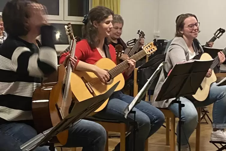 Gitarristas,erste Reihe: Helena M&ouml;ller (im roten Pullover) ist die J&uuml;ngste im Ensemble, Lisa Sterner rechts neben ihr auch ein g