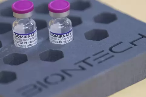Fläschen mit dem Biontech-Impfstoff Comirnaty gegen das Coronavirus
