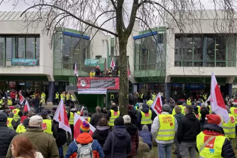 Arbeitskampf statt Nikoausstimmung: Zahlreiche Arbeitnehmer streikten am Mittwoch an der RPTU.