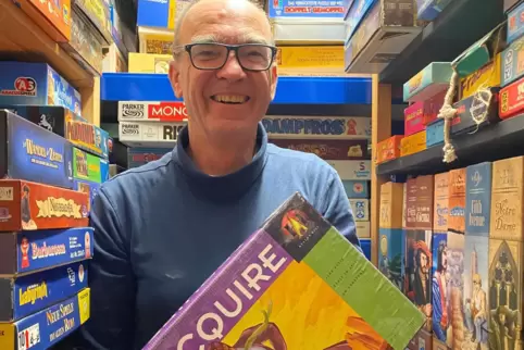 Klaus Geis ist glücklich in Mitten seiner Spielesammlung. Wobei: „Ich will nicht sammeln, ich will spielen“, betont er.