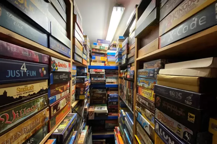 500 bis 600 Spiele lagern in den Regalen. So genau wei&szlig; er das nicht. 