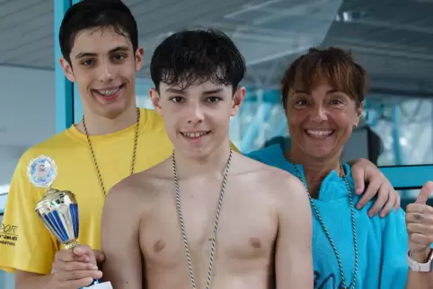 Von links Hugo, Eneko und die Mutter Begoña Cambeses, nach dem Staffelsieg (4x50 Meter Freistil) beim Azurcup in Ramstein im Mai