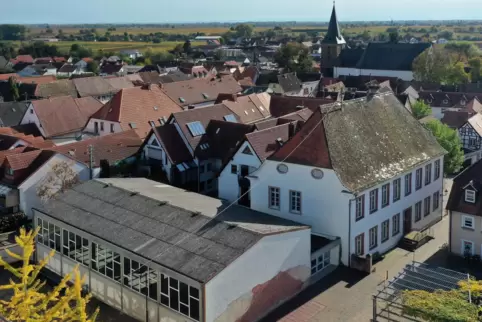 Im Februar 2024 geht’s los: Die Schulturnhalle in Kirrweiler (links neben dem Rathaus) wird saniert.