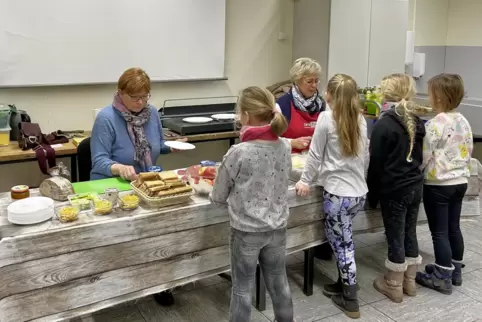 In der Langgewannschule geben freiwillige Helferinnen regelmäßig ein Frühstück aus. 