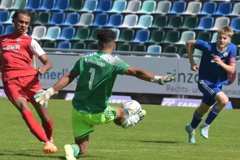 Im Abstiegskampf: die FKP-A-Junioren, hier Torhüter Milan Junghans und Kapitän Henry Fieger (rechts) im Spiel gegen Wormatia Wor