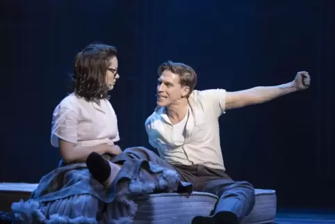 Müssen um ihre Liebe kämpfen: Monika (Sandra Leitner) und Freddy (David Jakobs) in „Ku’Damm 56“. 