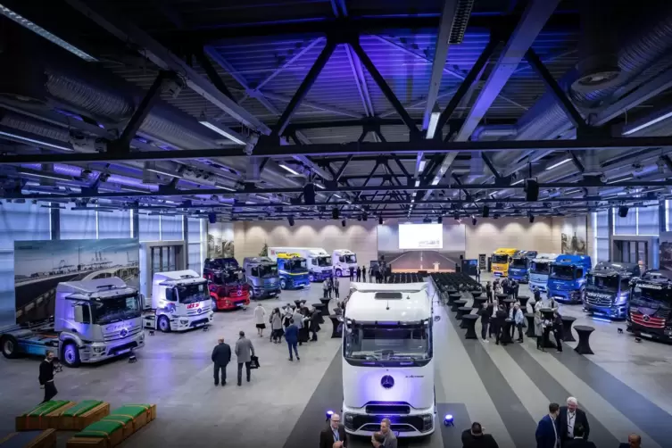 Die ersten 12 e-Actros stehen im Kundencenter f&uuml;r die Spediteure bereit.