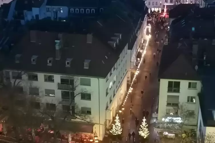 Blick über das weihnachtlich geschmückte Saarbrücken. Dort hat der Weihnachtsmarkt schon begonnen. 