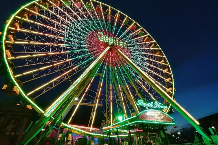 Coole Attraktion: Das rund 50 Meter hohe Riesenrad auf dem Saarbr&uuml;cker Christkindlmarkt. 