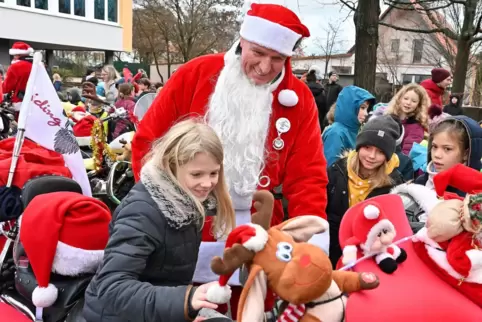 Die Kinder durften während des Stopps im Hof der Mußbacher Grundschule auch selbst auf die Motorräder steigen. 