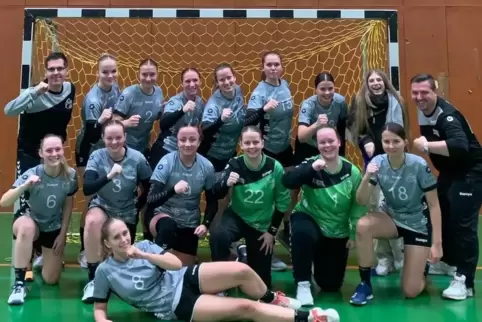 Noch ohne Verlustpunkt ist das neue Frauen-Bezirksligateam der Turnerschaft Rodalben: (stehend von links) Trainer Timo Steinbach