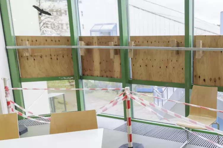 Die Fenster in der Mensa auf dem Campus Kaiserslautern sind verrostet und damit undicht, es regnet rein. 