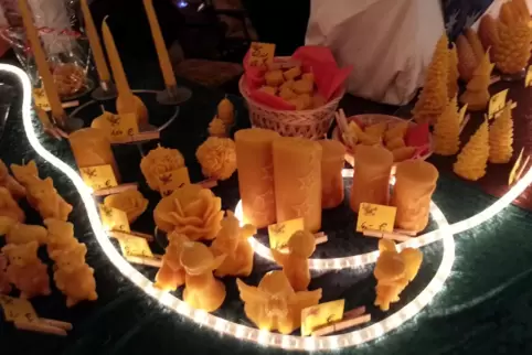 Auch Kunsthandwerkliches wie diese Kerzen gibt es auf dem Hääschdner Weihnachtsmarkt. 