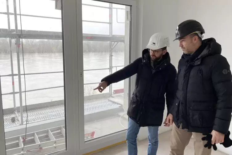Innenausbau läuft in Q5 mit gutem Blick auf den Rhein: Steffen Rink (links) und Nicky Oliver Giebenhain-Glausinger von Investor 