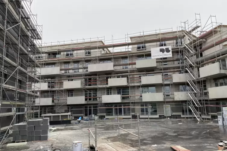 Quartier 5 ist im Bau: Das wird der Innenhof zum Fluss hin.