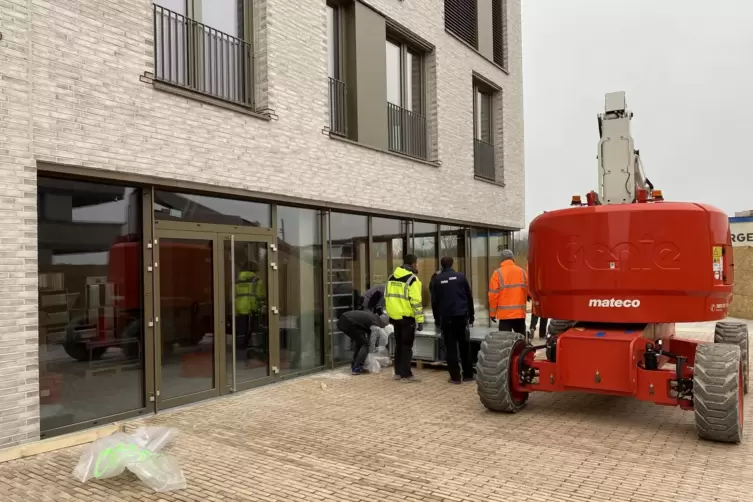 L&uuml;ftungsanlage wird eingebaut: Arbeiten vor dem k&uuml;nftigen Lokal &bdquo;Riva&ldquo;.