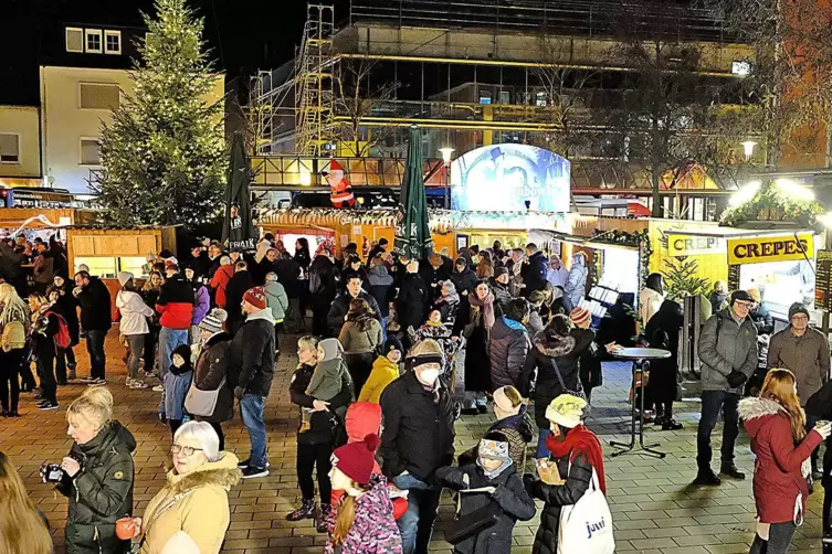Stimmungsvoller Mittwochabend: Der Zweibrücker Weihnachtsmarkt 2023 ist eröffnet.