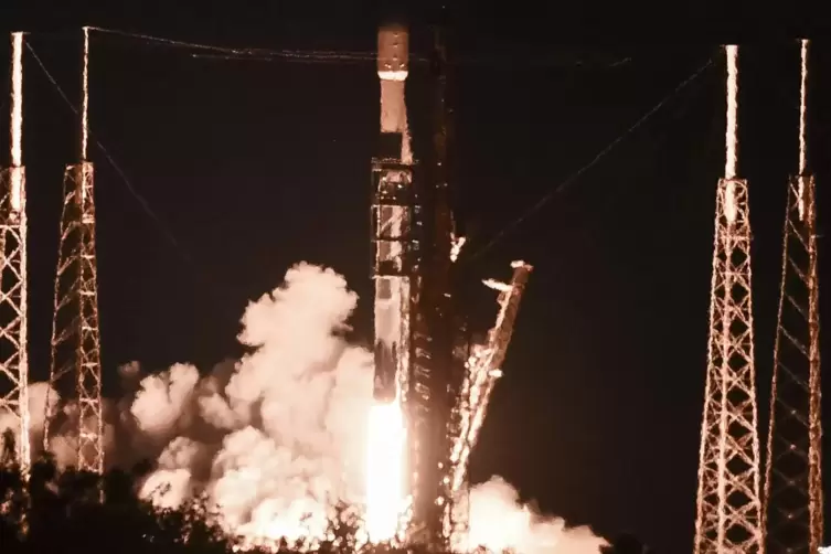 Die Space Force soll Satelliten schützen, die von Raketen wie dieser Space X Falcon 9 in All gebracht werden. 