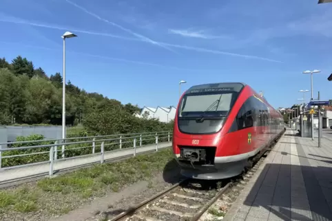 Die Züge warteten an den Bahnhöfen Kusel und Glan-Münchweiler auf die Weiterfahrt. 
