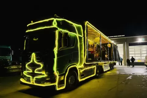 Der vom Aktionsbündnis für Kinder aus Oberwiesen gestaltete Weihnachtstruck. Der beleuchtete Truck wird am 10. Dezember in Oberw