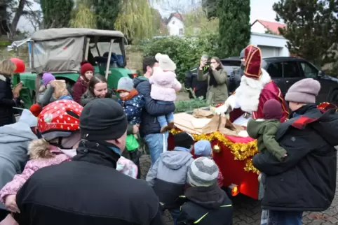 Klassisches Outfit, ungewöhnliches Gefährt: der Wachenheimer Nikolaus. 