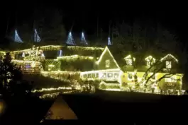 Ein Lichtermeer schon von weitem: Das Weihnachtshaus von Jeffrey und Sigrun Peters in Berschweiler.
