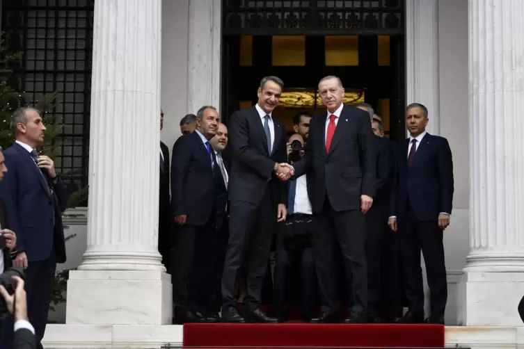 Kyriakos Mitsotakis und Recep Tayyip Erdogan schütteln sich nach ihrem Treffen in der Maximos-Villa die Hände.