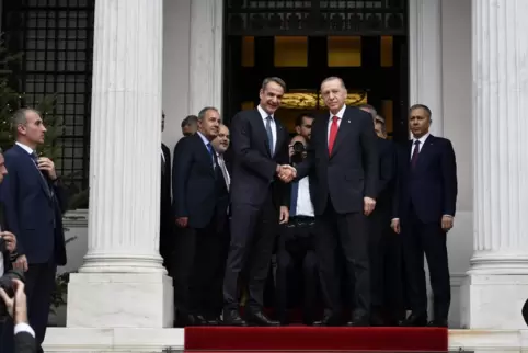 Kyriakos Mitsotakis und Recep Tayyip Erdogan schütteln sich nach ihrem Treffen in der Maximos-Villa die Hände.