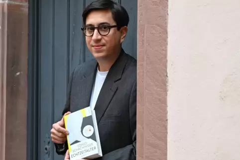 Der in Wien lebende und in Indien geborene Tonio Schachinger hat mit „Echtzeitalter“ den Deutschen Buchpreis gewonnen. 
