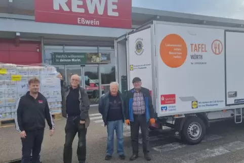 Klaus Eßwein von Rewe mit Helfern der Tafel Wörth. 