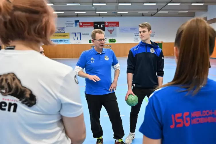 Steffen Frey (links) und Tim Rummel kümmern sich um die weibliche Handball-C-Jugend, während Trainerin in der Babypause ist.