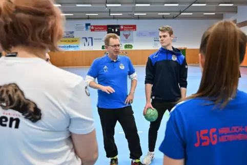 Steffen Frey (links) und Tim Rummel kümmern sich um die weibliche Handball-C-Jugend, während Trainerin in der Babypause ist.