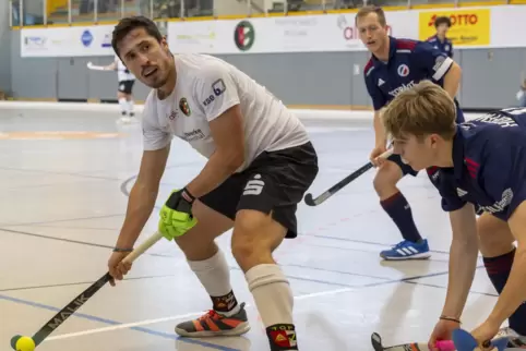 Frankenthals Sven Becker (am Ball) wird von Lenn Hoffmann (Mannheimer HC, rechts) beäugt.