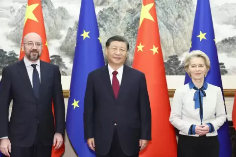  Charles Michel, Präsident des Europäischen Rates, Chinas Präsident Xi Jinping und Ursula von der Leyen, Präsidentin der Europäi