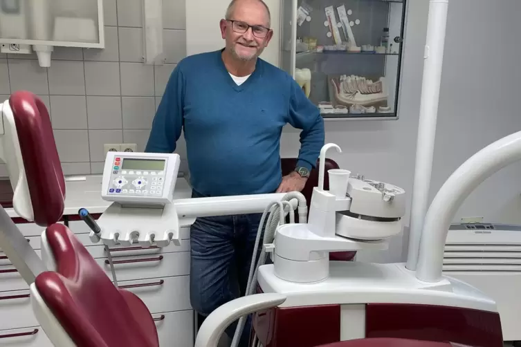 Zahnarzt Fritz Herrmann geht fr&uuml;her in Ruhestand als urspr&uuml;nglich geplant. 